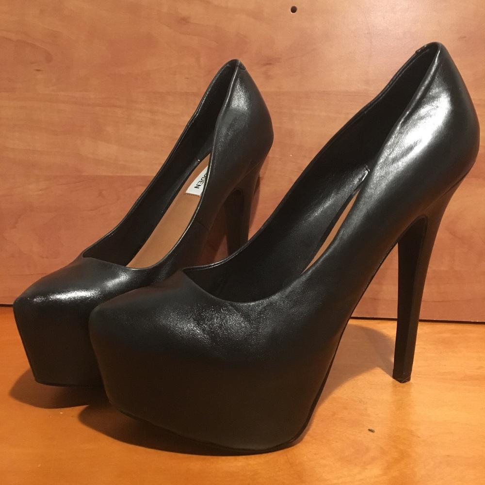 Steve Madden Black Dejavú Pumps